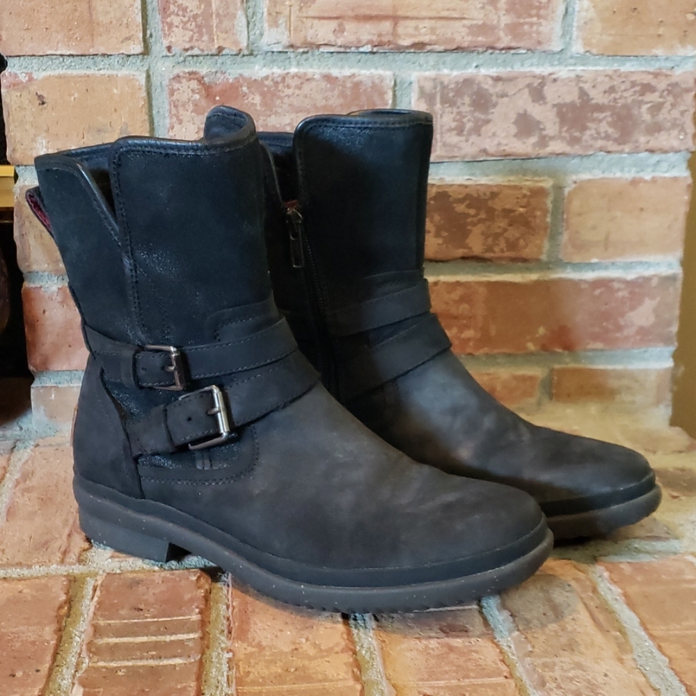 UGG Simmons Boots